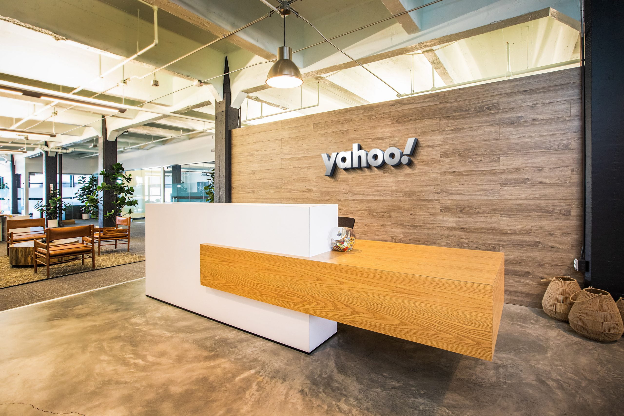 Yahoo-Logo-Free-Reception-Desk-Mockup